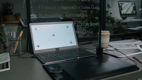 可再生能源部办公室桌子上带有色度键屏幕的视频素材模板下载