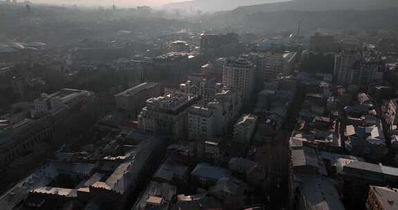飞越市中心的Shota Rustaveli街。第比利斯的早晨空中城市景观