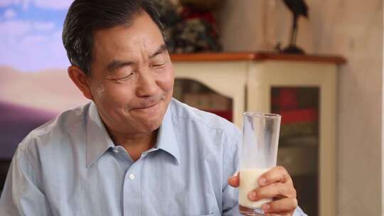 喝牛奶喝羊奶中老年人喝奶羊奶粉视频素材模板下载