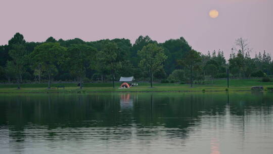 森林湖边休闲露营