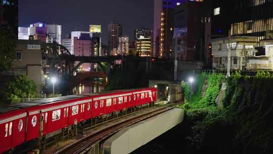 红色列车抵达日本秋叶原御茶水站，夜景