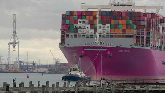 拖船拖万吨货轮进出港口视频素材模板下载