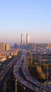 中国云南昆明双子塔和高架桥车流黄昏风光