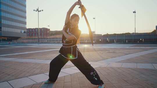 年轻女子训练功夫武术。