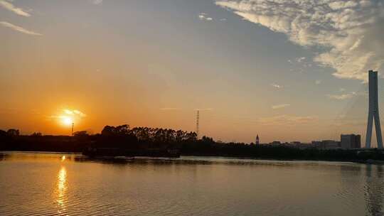 湖面夕阳 落日晚霞 游行的船只