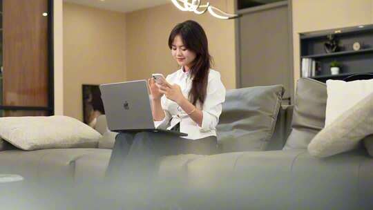 女生休闲居家办公