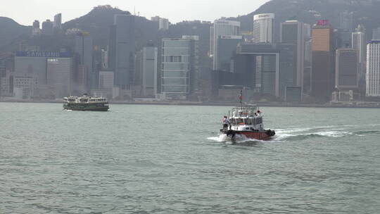 一艘汽艇驶进香港尖沙咀码头