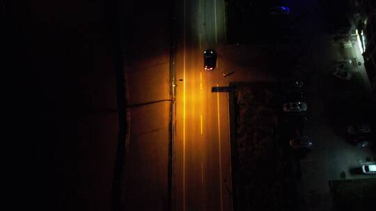 航拍俯瞰夜间道路上行驶的车辆