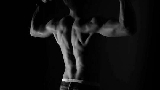 男子健身展示肌肉线条剪影