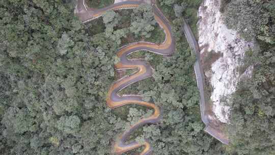 山林间蜿蜒曲折的盘山公路航拍