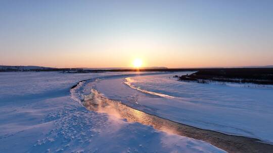 寒冬暖阳海拉尔河不冻河雾气雪景视频素材模板下载