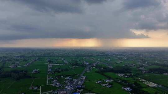 航拍平原地区局部下雨暴雨雨幕夕阳乌云