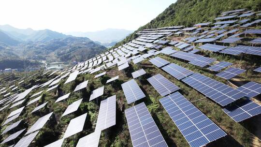 航拍山上光伏太阳能电池板