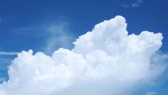 蓝天中蓬松白云特写