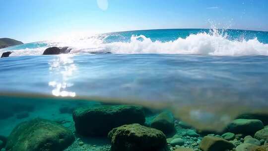 海面波浪拍打礁石水下景象