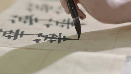 爱国教育老师教学生练习书法字书法课毛笔课
