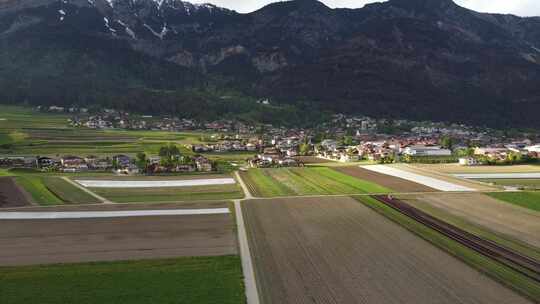 阿尔卑斯山山谷中的农田。奥地利蒂罗尔的索尔村。太阳期间的蒂罗尔村视频素材模板下载