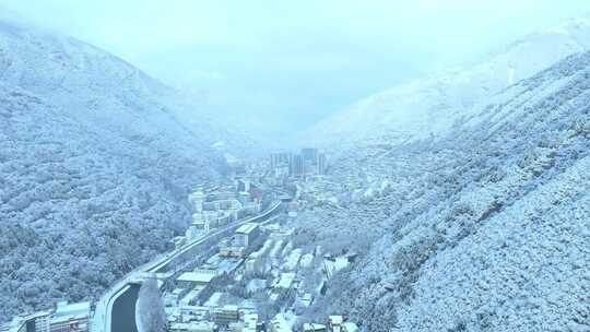 雪后小镇全景，银装素裹美如仙境