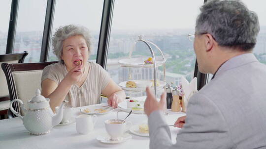幸福的老年夫妇在餐厅用餐视频素材模板下载