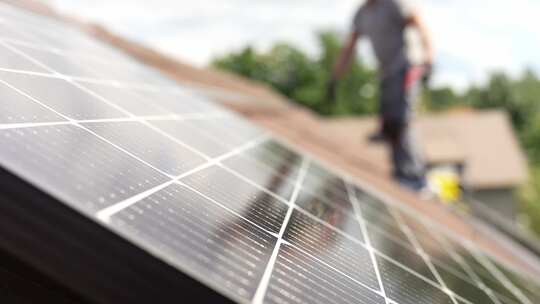 屋顶上的太阳能电池板，机械师准备安装，消费太阳能