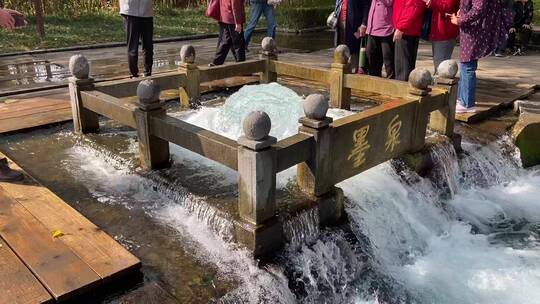 济南百脉泉景区，名泉水喷涌势头强劲