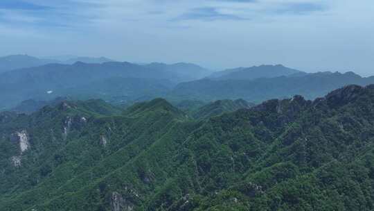 河南伏牛山山脉平顶山尧山层峦叠嶂的山峰