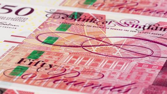 一张超过50英镑钞票的极端特写镜头。