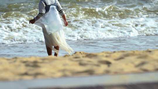 深圳大梅沙海滩沙滩海岸线冲浪戏水的儿童