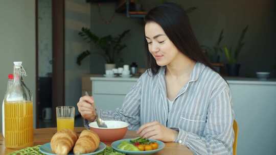 女人，早餐，吃，羊角面包