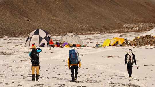 攀登岷山山脉雪宝顶雪山的登山者抵达大本营