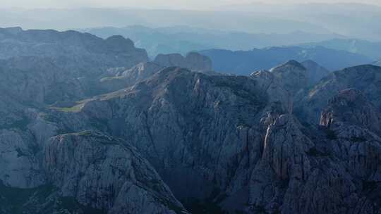 险峻的山峰