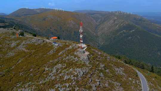 米拉多罗达库罗塔岩石山坡上电信桅杆的空中圆圈多莉视图