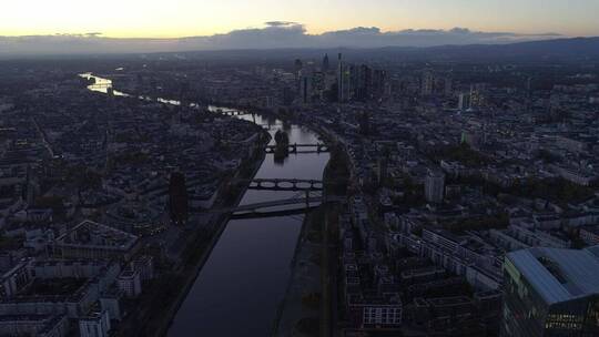 从空中俯瞰横跨城市的河流全景