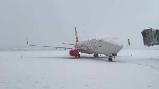 机场 雪天清理飞机