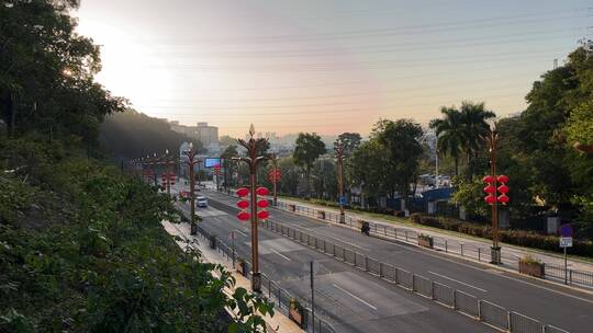 夕阳下的马路和车流,落日余晖