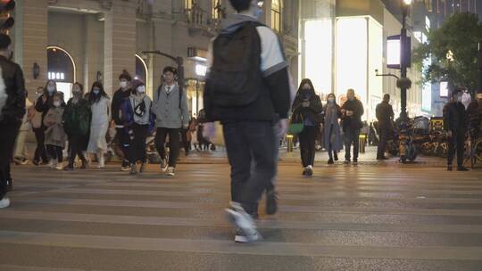 武汉江汉路夜景步行街商业街行人逛街购物