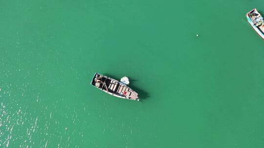 大海海面上的渔船