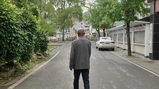 街头行走的孤独老人