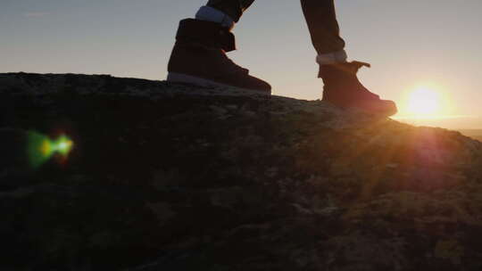 双腿行走在天空和太阳的悬崖边缘视频素材模板下载