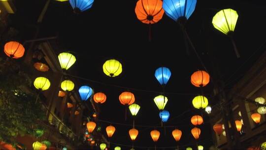 街道上挂着的多彩灯笼