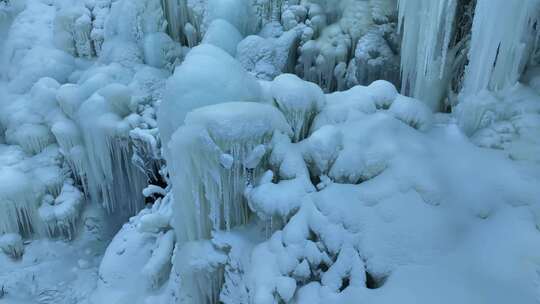 济南南部山区九如山，冰瀑成型冰天雪地