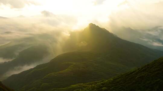 云雾山巅 峰峦叠翠 朝阳洒金 山河壮丽