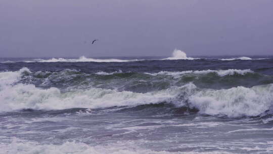 挪威阿伦达尔斯卡格拉克海岸强烈的暴风雨海浪。-宽镜头