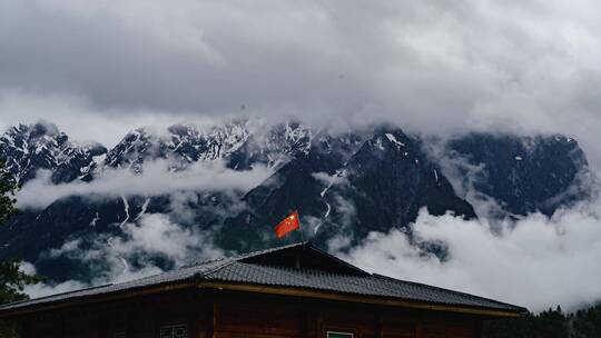 西藏林芝鲁朗林海云海国旗雪山