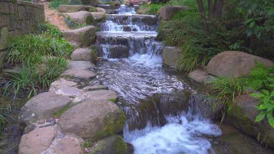 山涧溪流水流