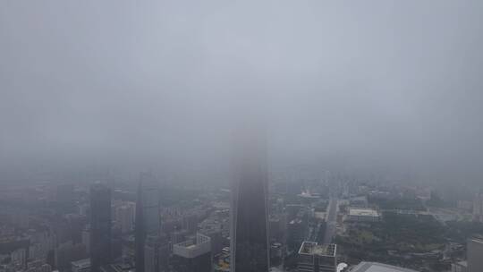 雨雾中的东莞第一高楼