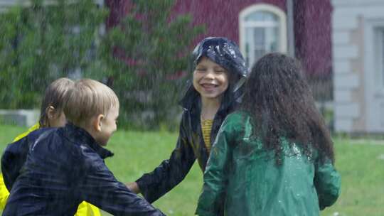 孩子们在公园里玩耍被雨淋湿了