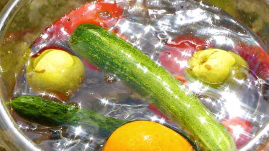 夏天洗水果蔬菜空境视频素材模板下载