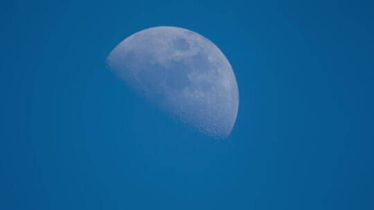 蓝天中的月亮