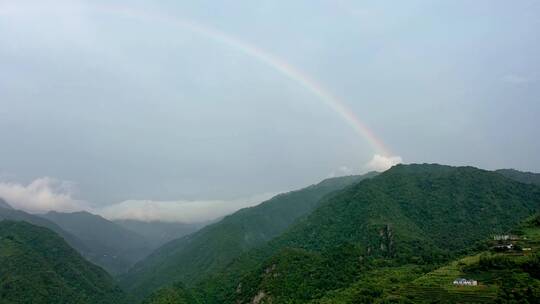 大山里的彩虹